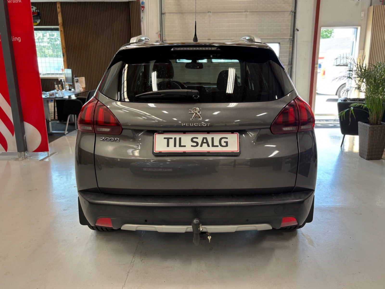Grå Peugeot 2008 fra 2017