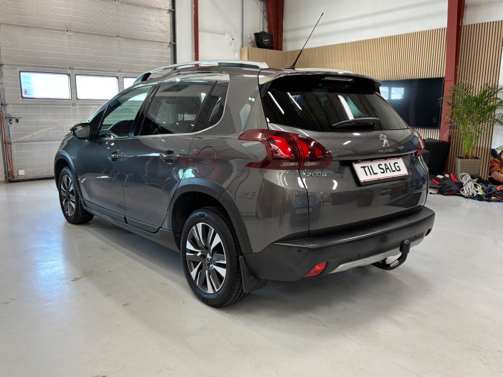 Grå Peugeot 2008 fra 2017