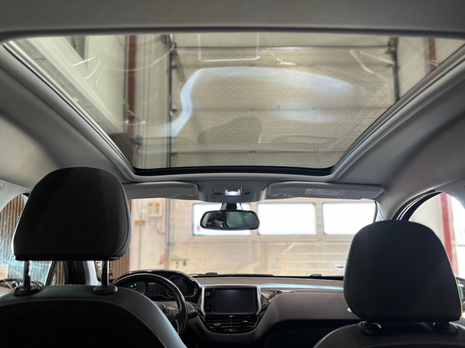Grå Peugeot 2008 fra 2017