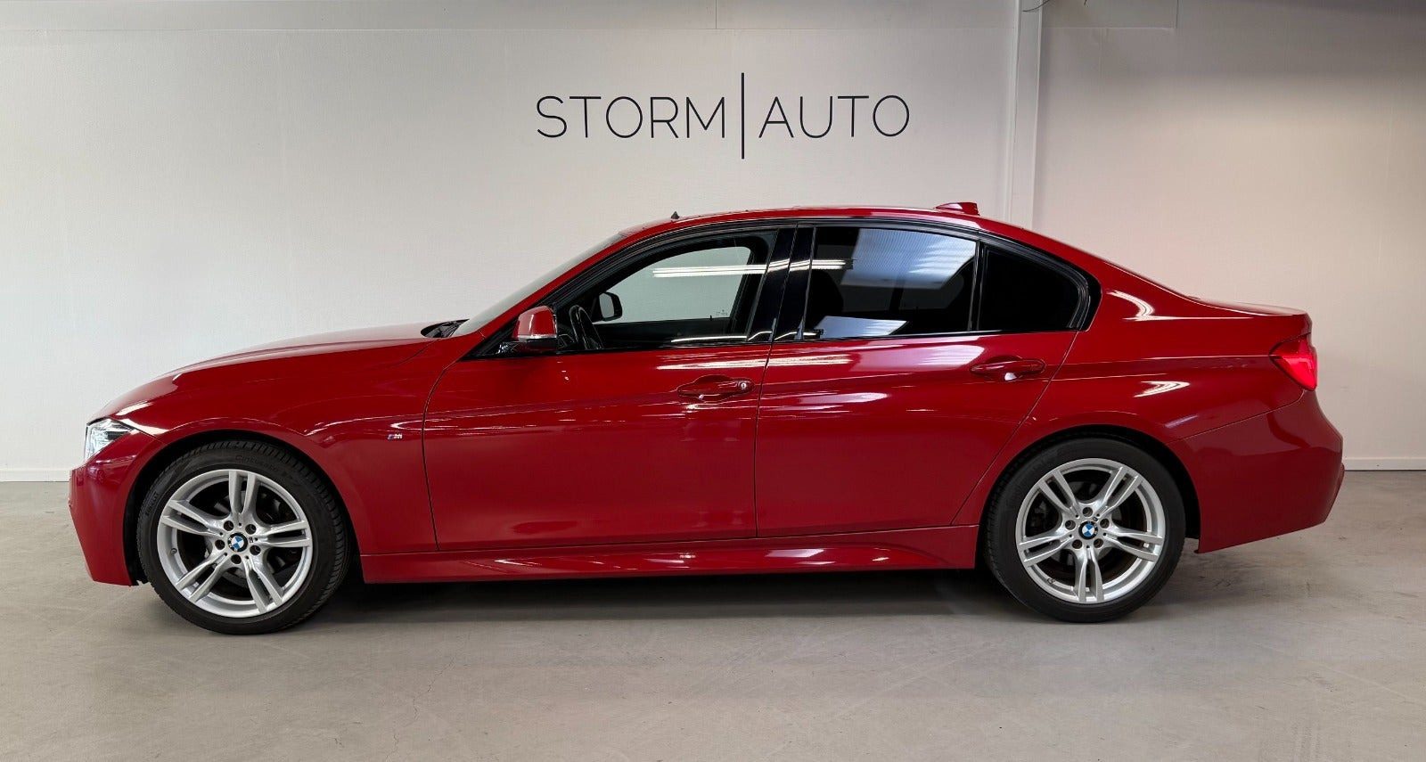 Rød BMW 320d fra 2018