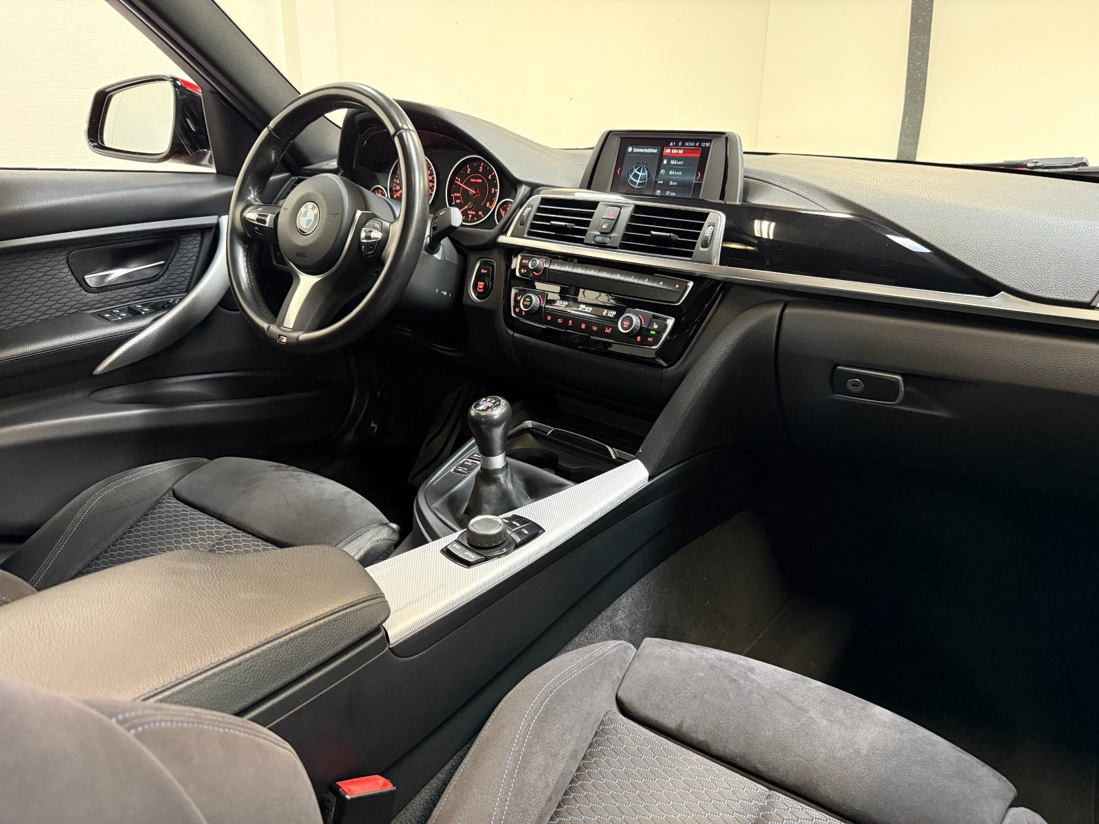Rød BMW 320d fra 2018