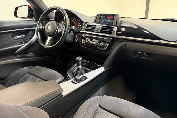 Rød BMW 320d fra 2018