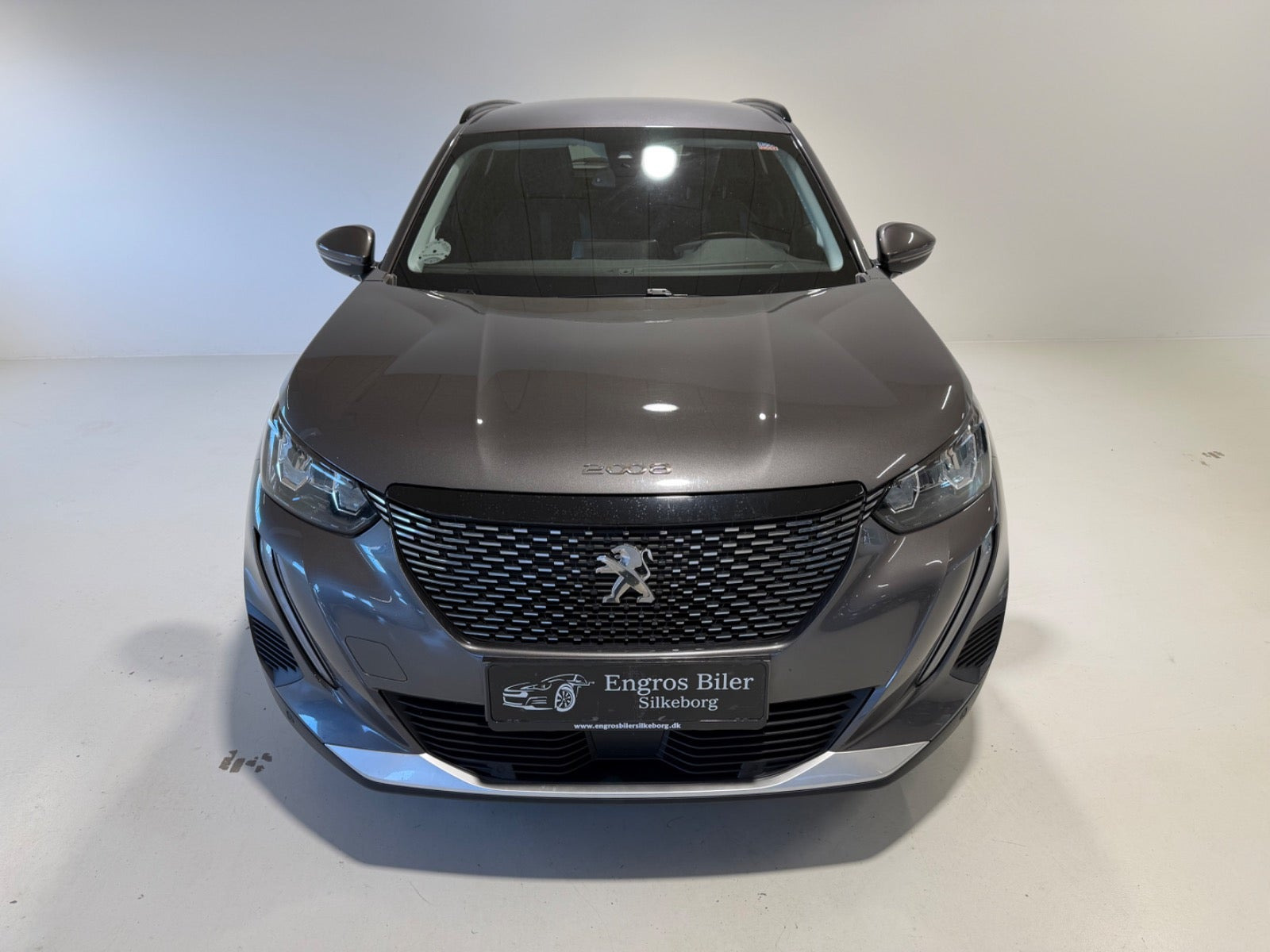 Grå Peugeot 2008 fra 2020