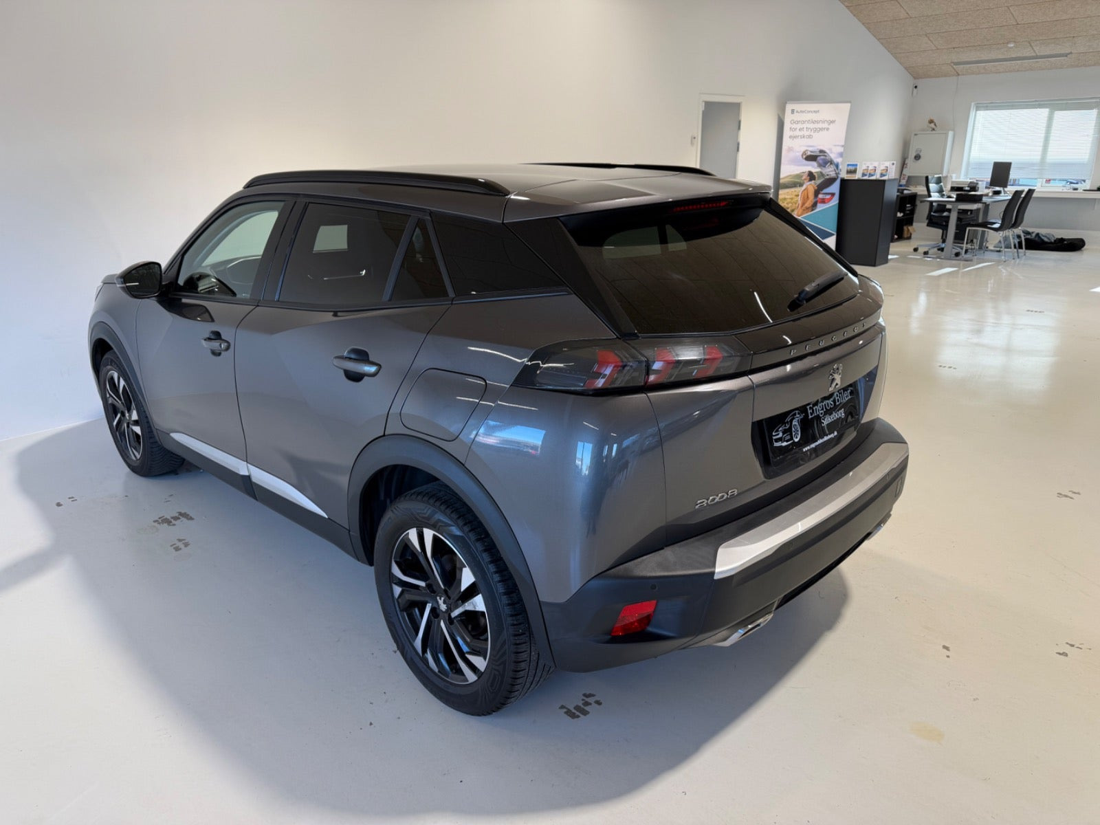 Grå Peugeot 2008 fra 2020