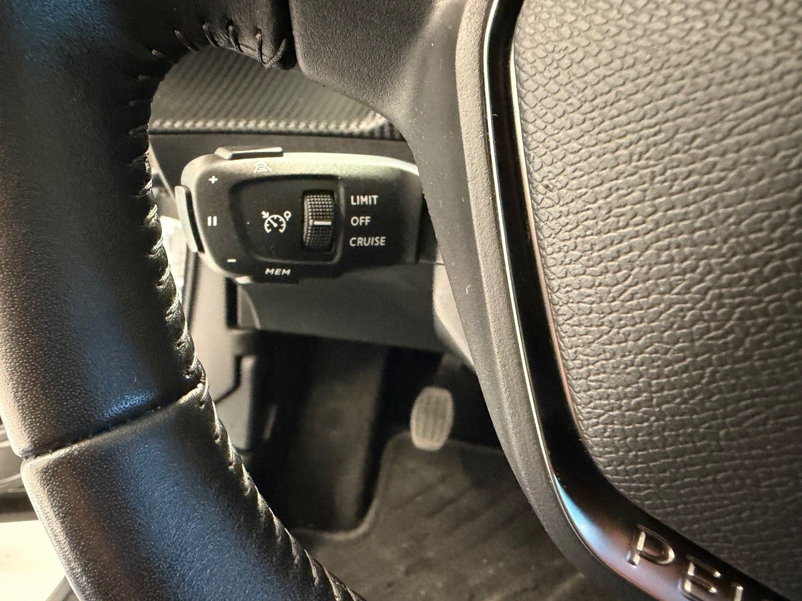 Grå Peugeot 2008 fra 2020