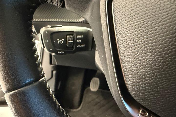 Grå Peugeot 2008 fra 2020