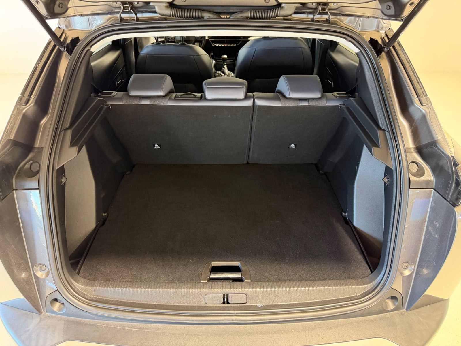 Grå Peugeot 2008 fra 2020