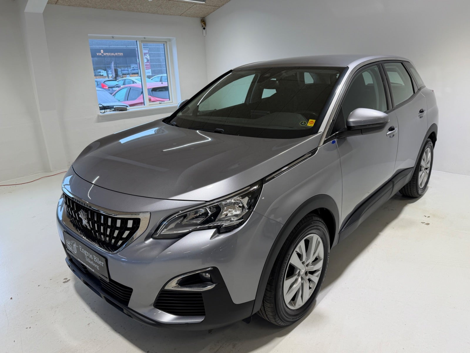 Sølv Peugeot 3008 fra 2016 set udefra