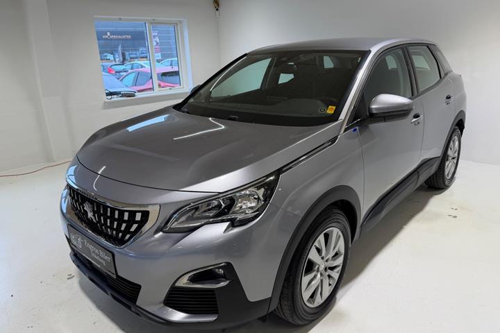 Sølv Peugeot 3008 fra 2016 set udefra
