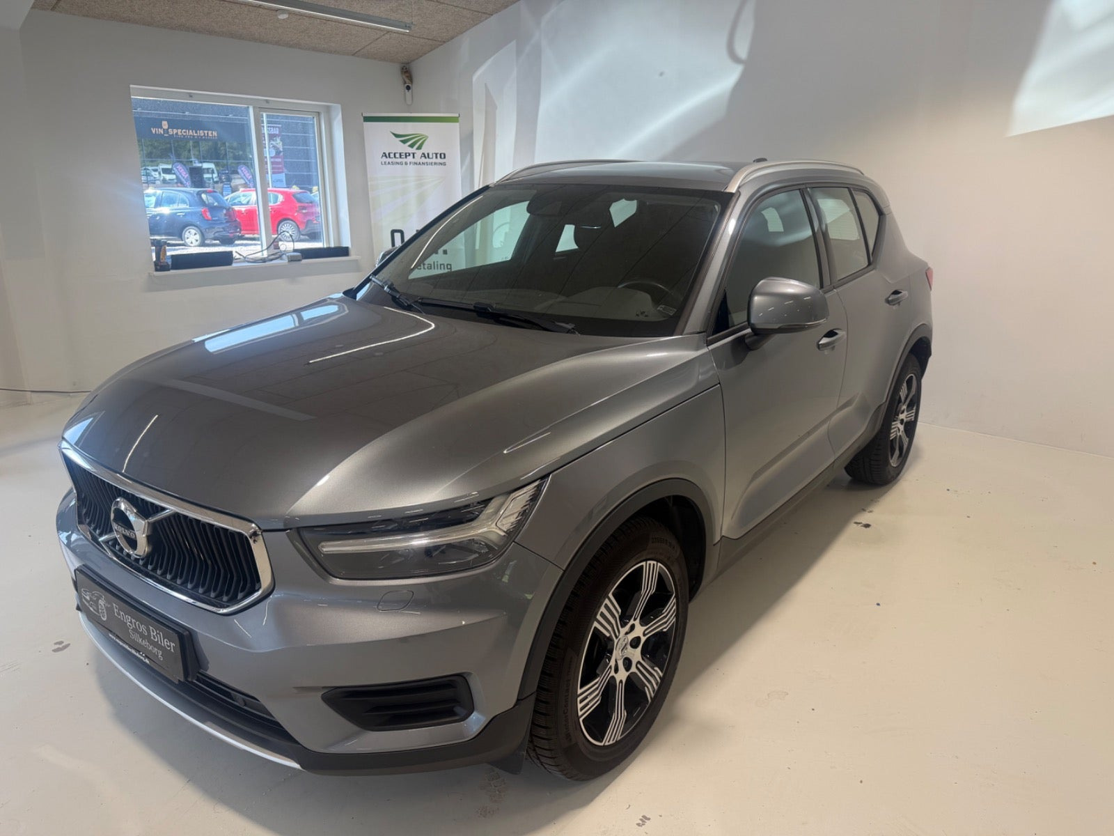 Grå Volvo XC40 fra 2019