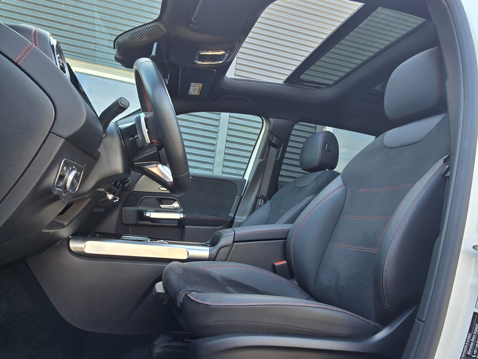 Hvid Mercedes EQB250+ fra 2025