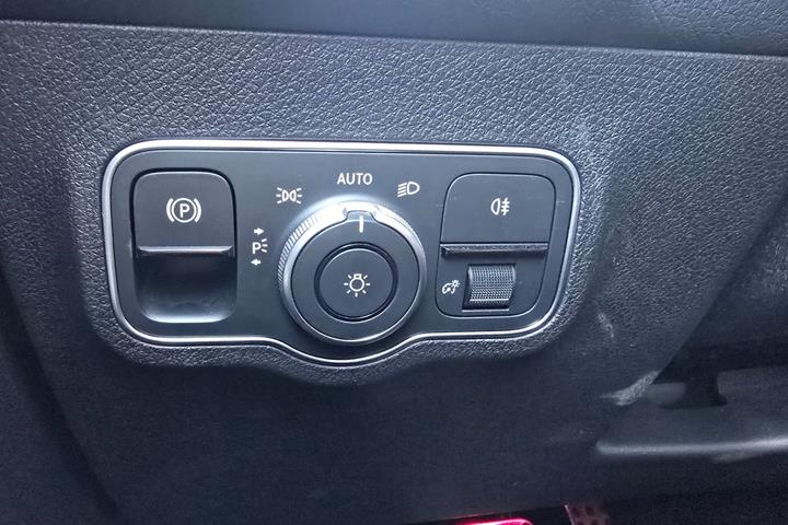 Hvid Mercedes EQB250+ fra 2025