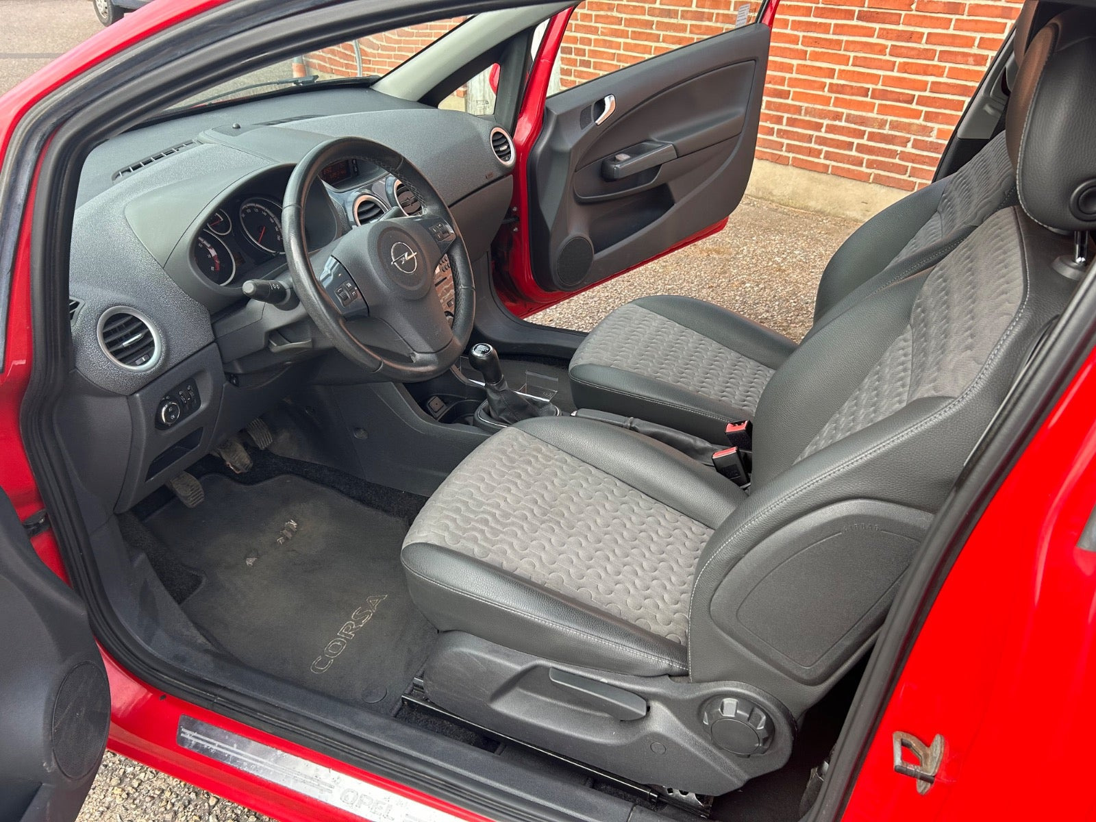 Rød Opel Corsa fra 2011