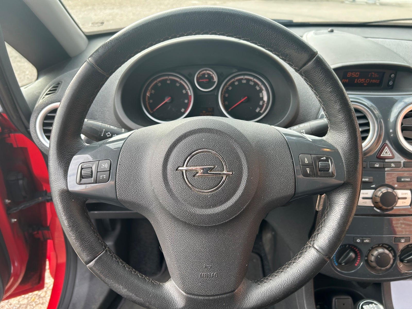 Rød Opel Corsa fra 2011