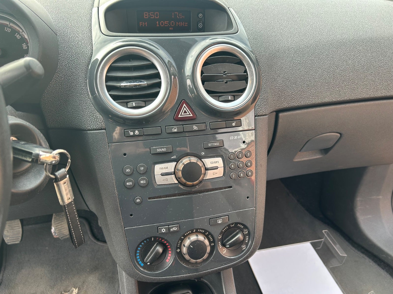 Rød Opel Corsa fra 2011