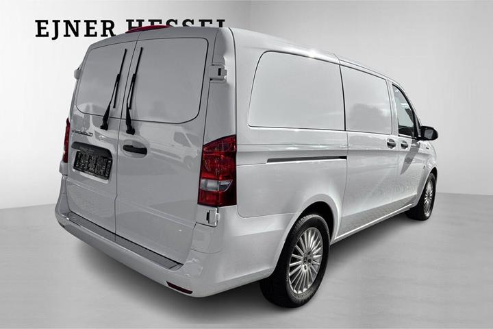 Hvid Mercedes eVito 129 fra 2023