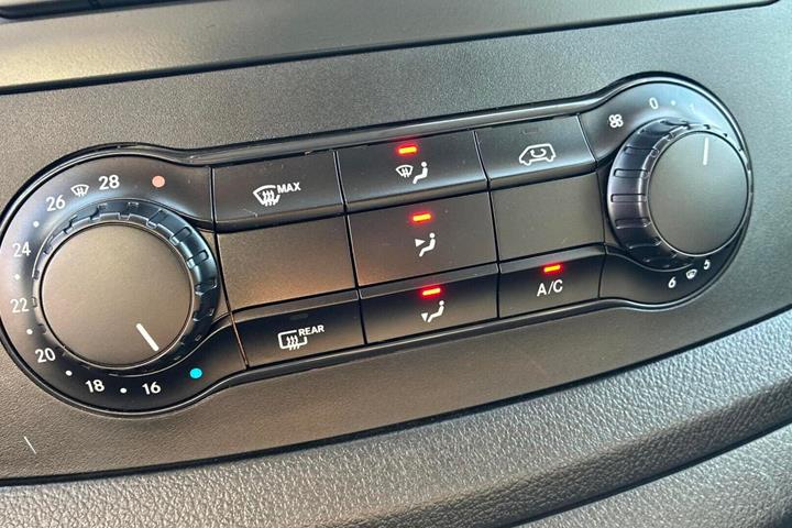 Hvid Mercedes eVito 129 fra 2023