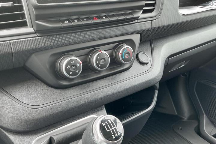 Hvid Renault Trafic fra 2025