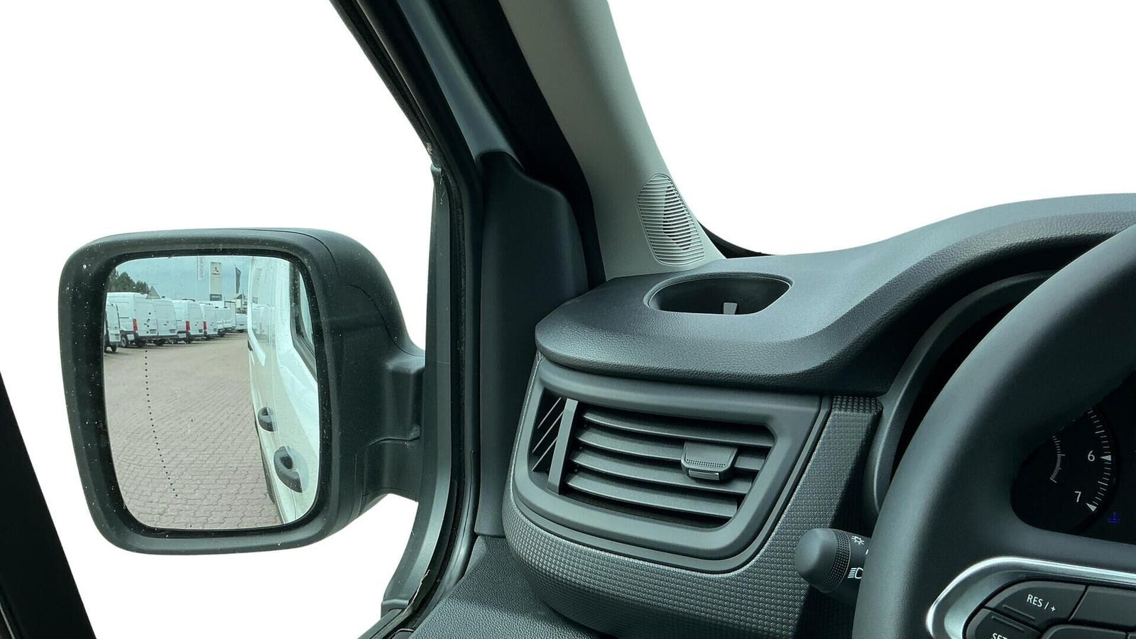 Hvid Renault Trafic fra 2025