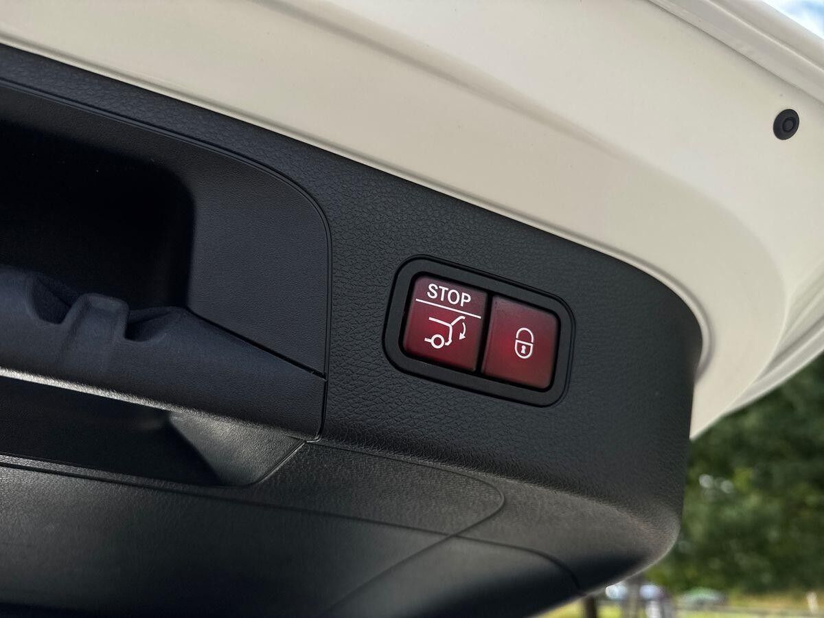 Hvid Mercedes EQC400 fra 2022
