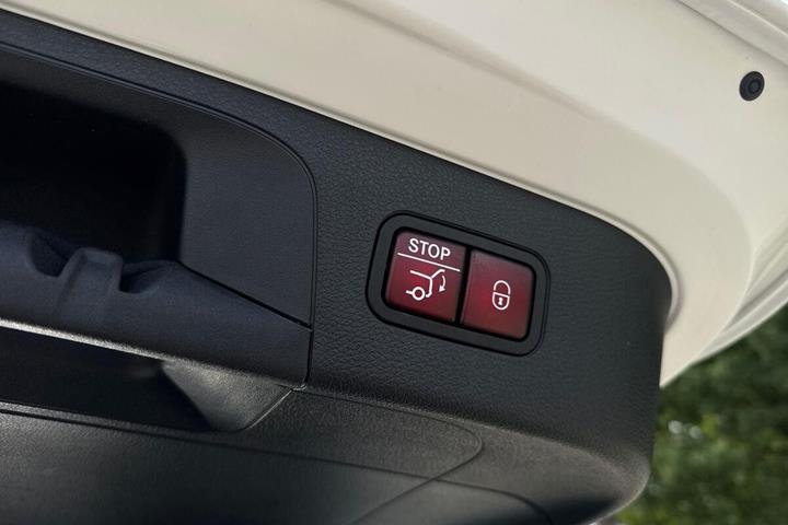 Hvid Mercedes EQC400 fra 2022
