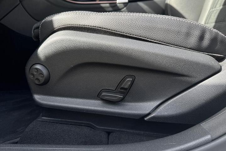 Hvid Mercedes EQC400 fra 2022