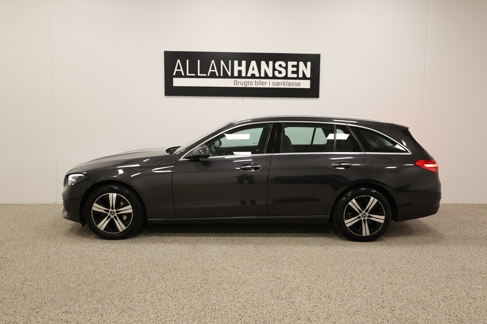 Grå Mercedes C300 e fra 2022