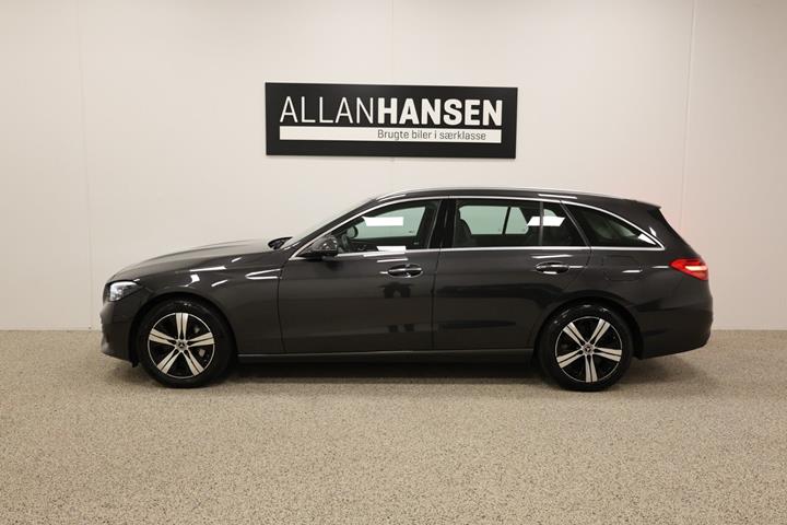 Grå Mercedes C300 e fra 2022