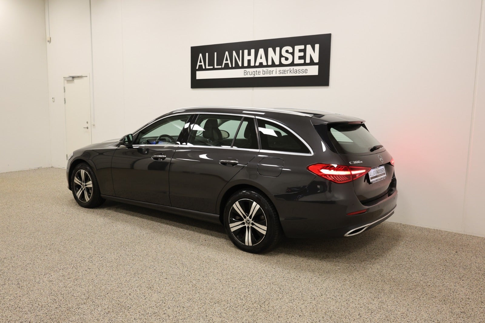 Grå Mercedes C300 e fra 2022