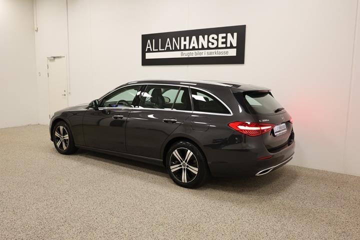 Grå Mercedes C300 e fra 2022