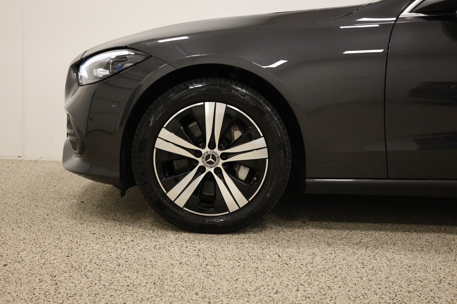 Grå Mercedes C300 e fra 2022