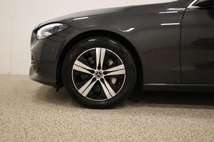Grå Mercedes C300 e fra 2022