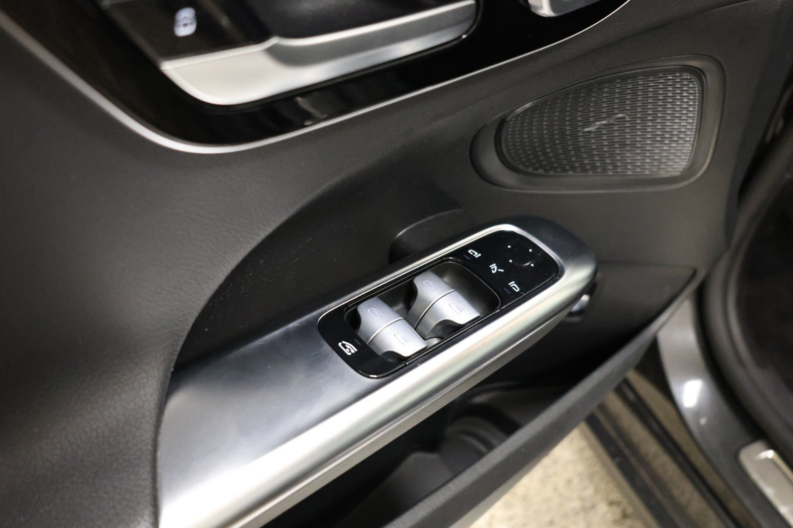 Grå Mercedes C300 e fra 2022