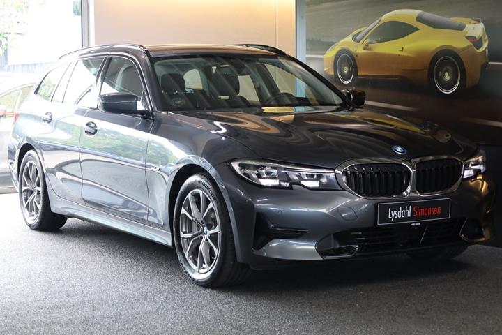 Grå BMW 330e fra 2022