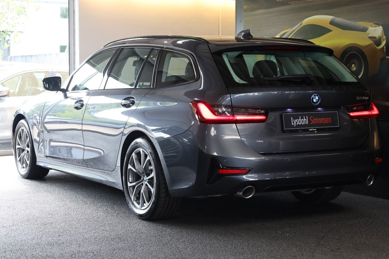 Grå BMW 330e fra 2022