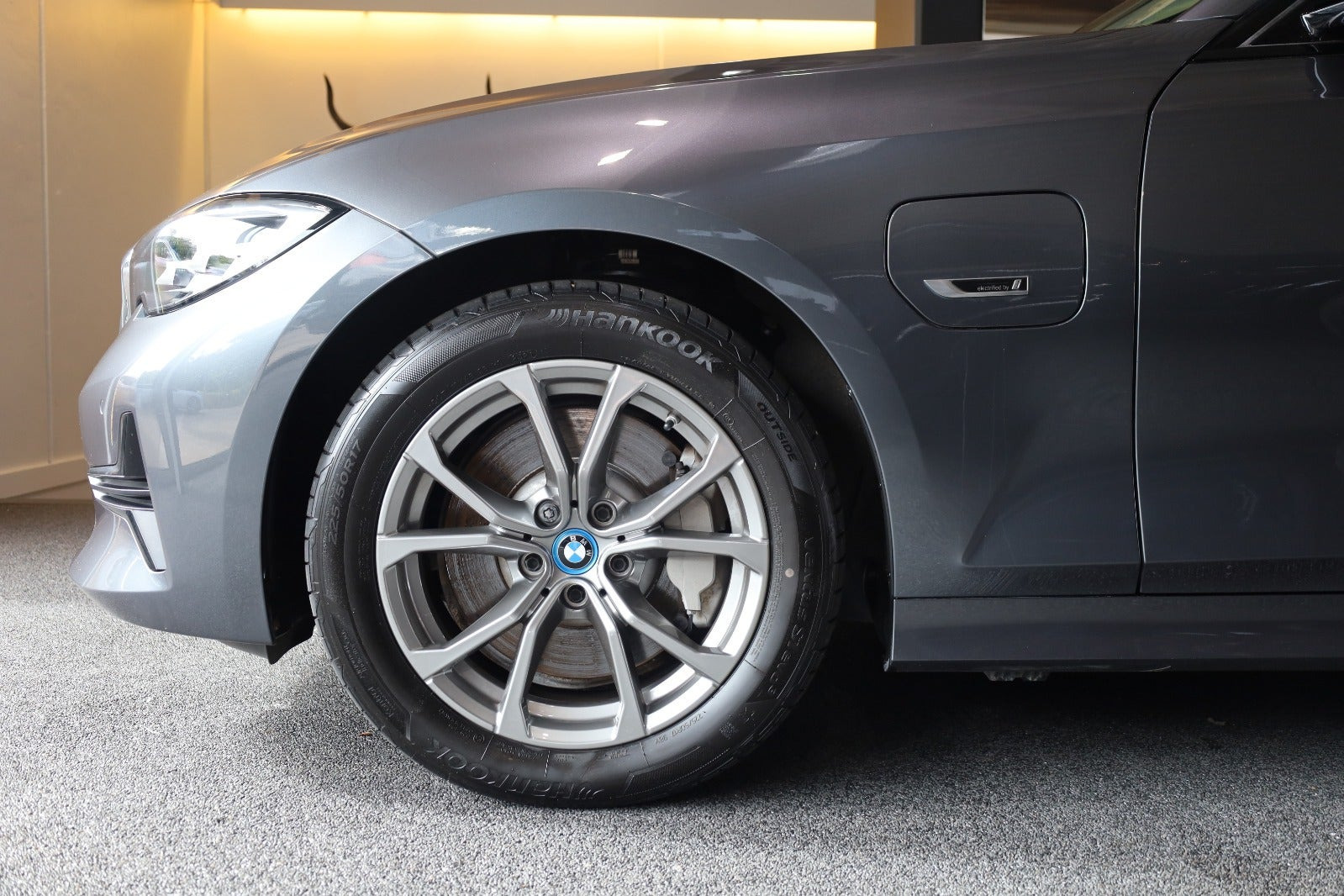 Grå BMW 330e fra 2022