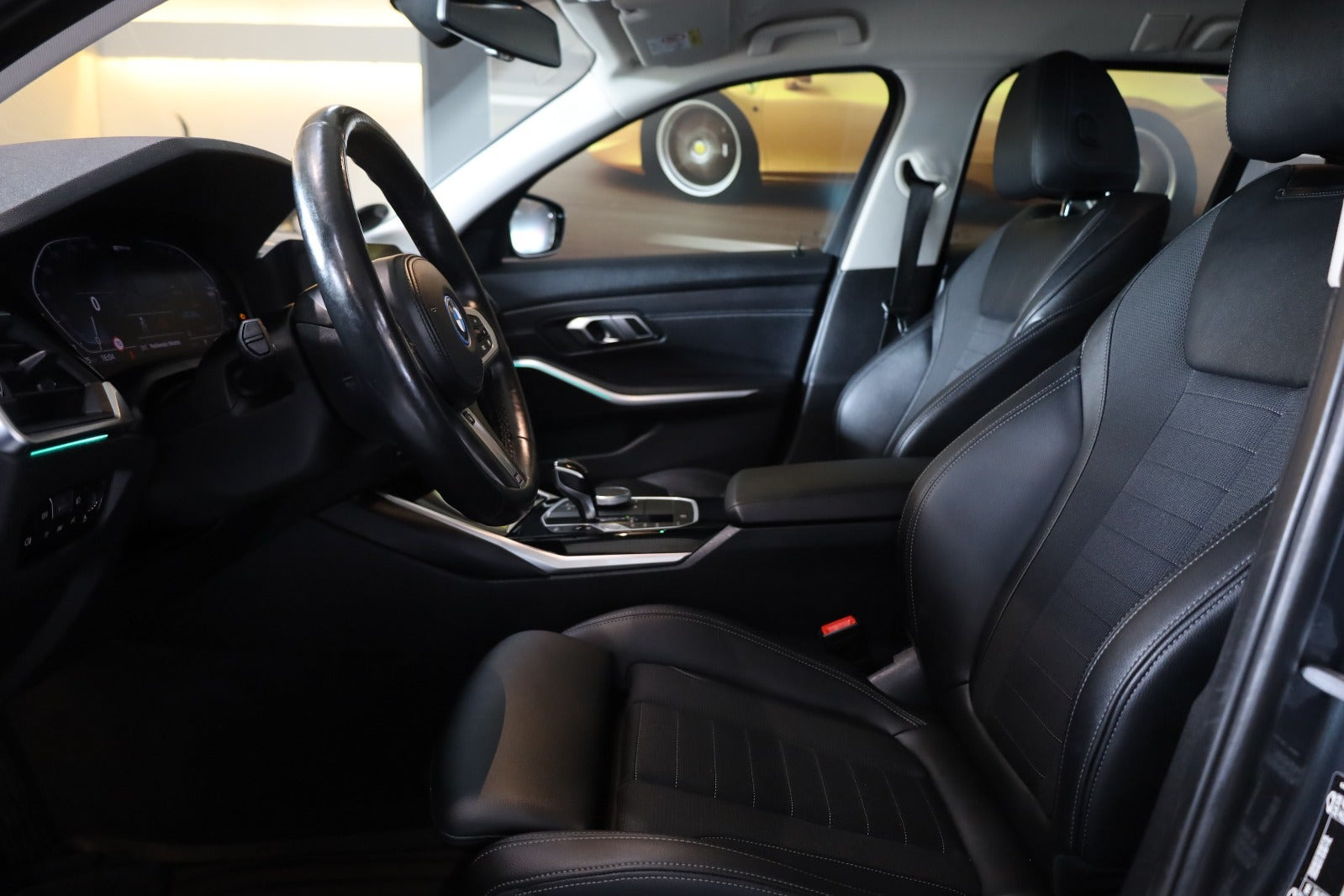 Grå BMW 330e fra 2022