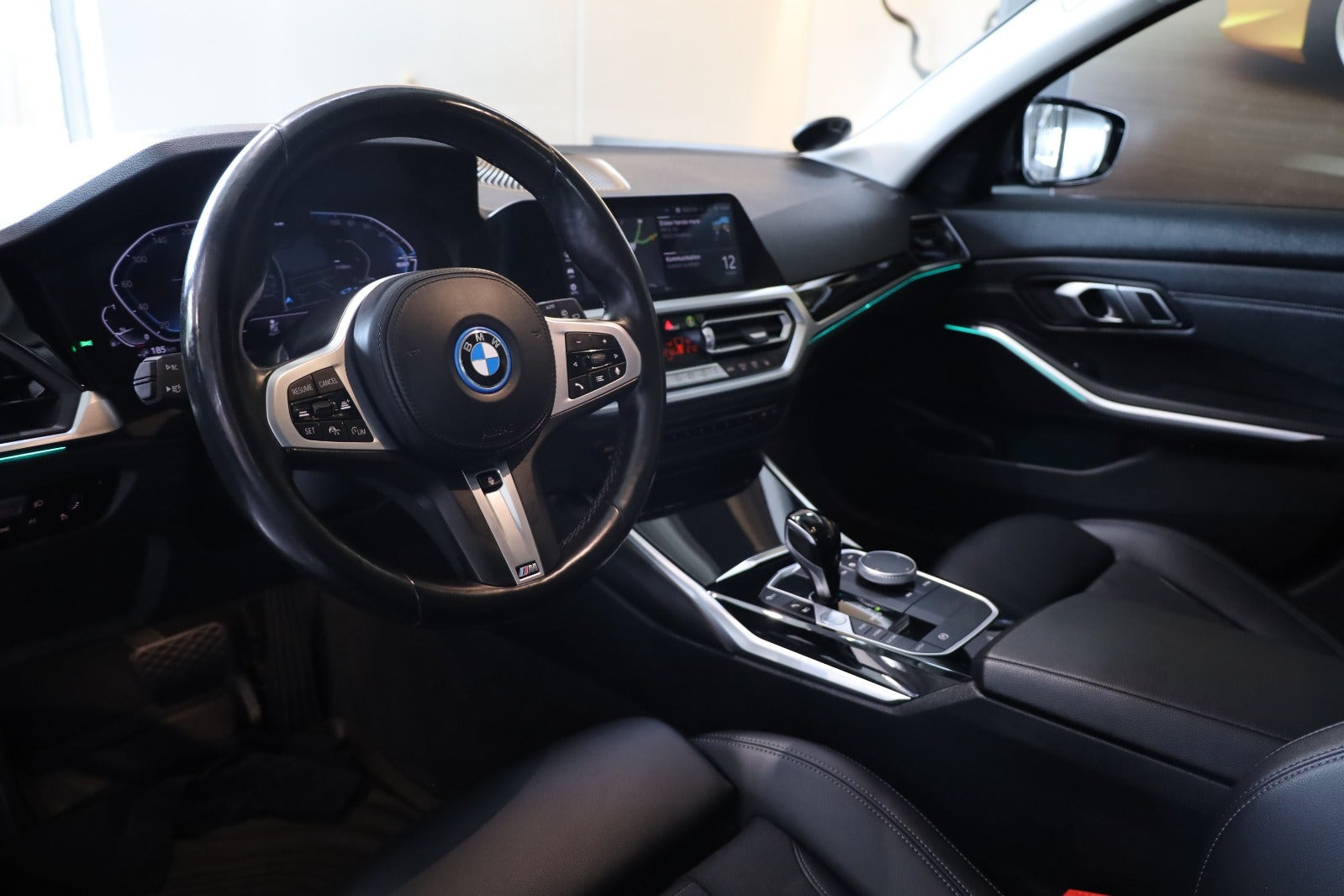 Grå BMW 330e fra 2022