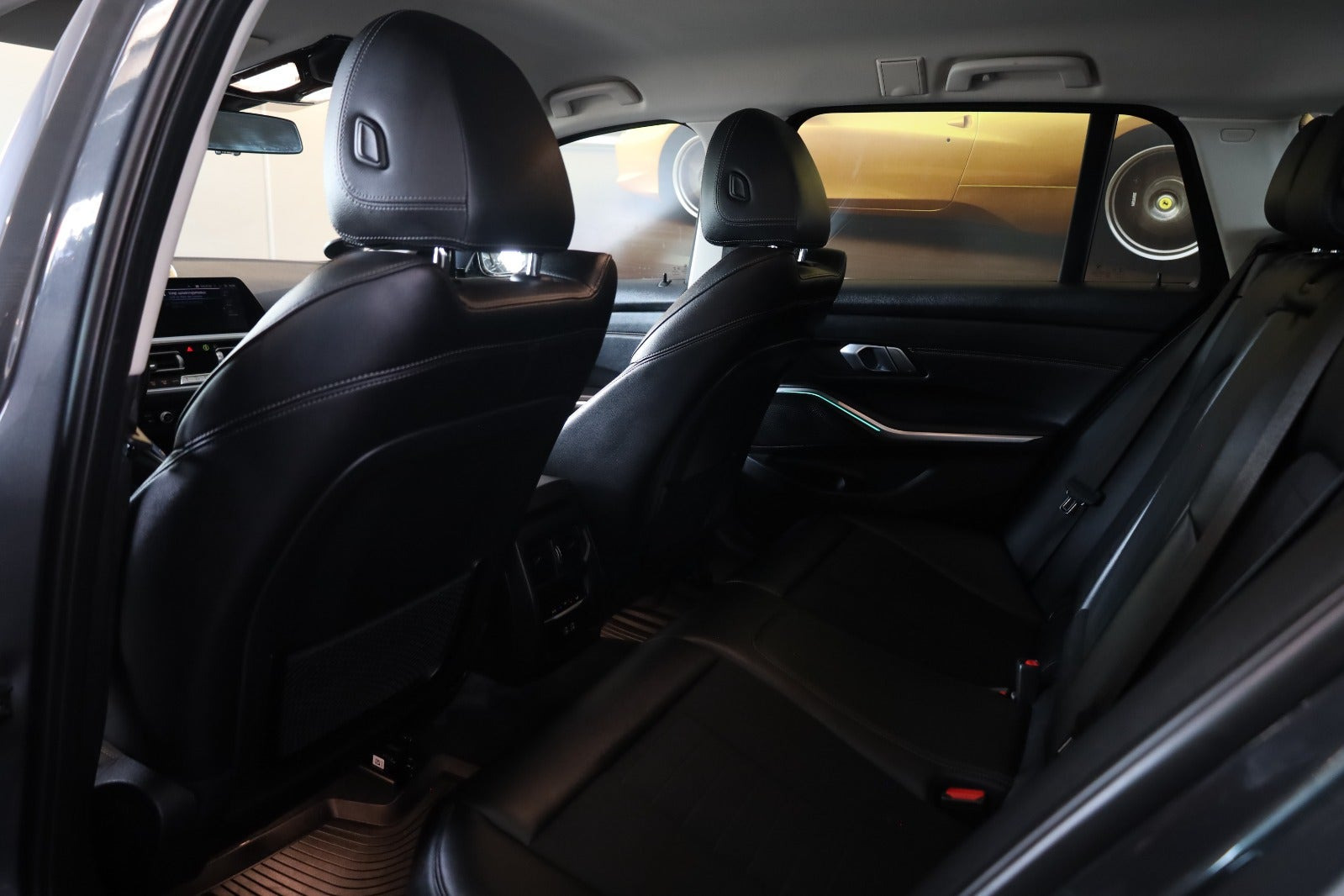 Grå BMW 330e fra 2022