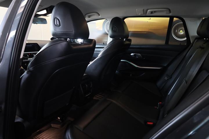Grå BMW 330e fra 2022
