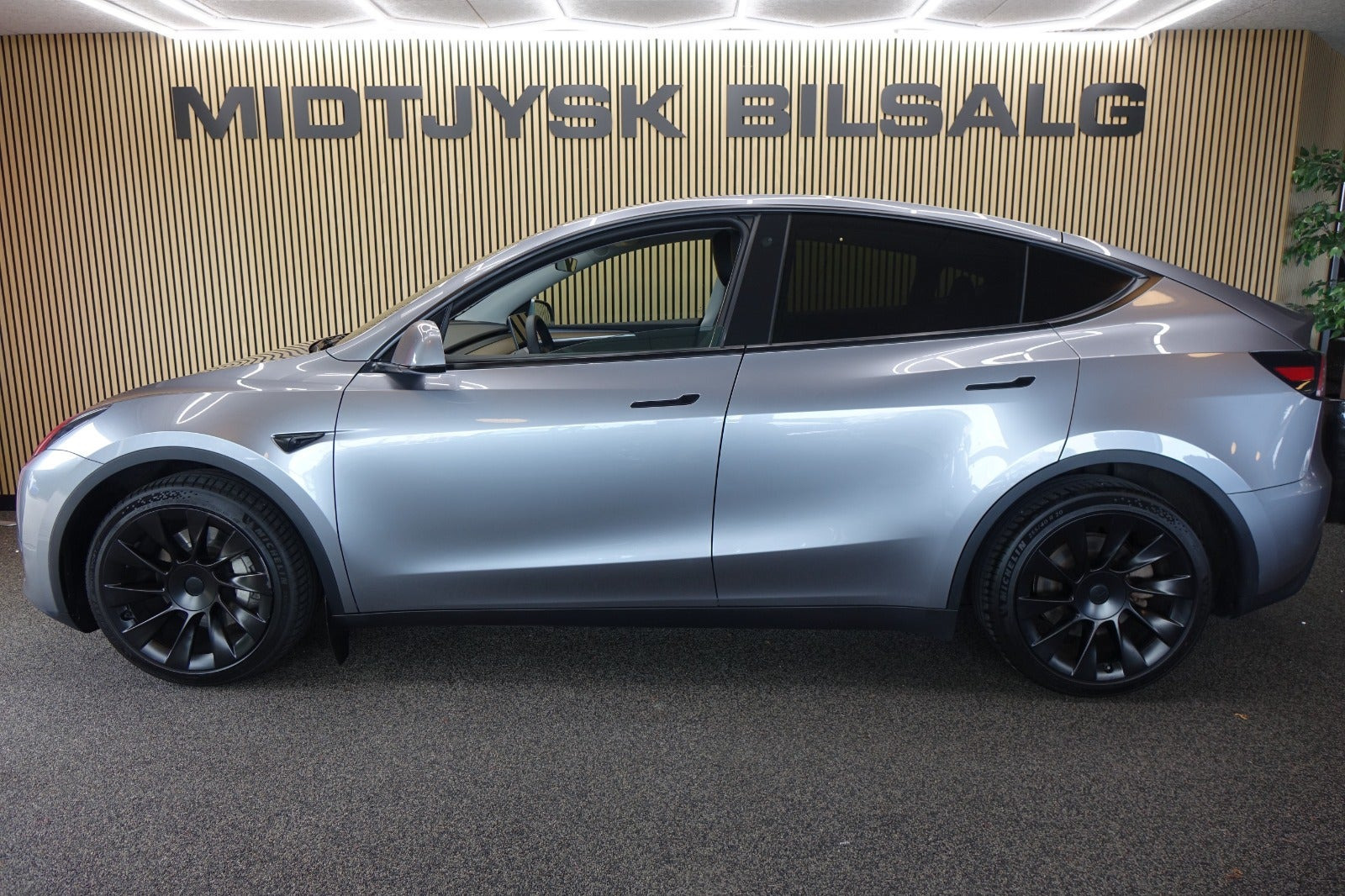 Sølv Tesla Model Y fra 2023