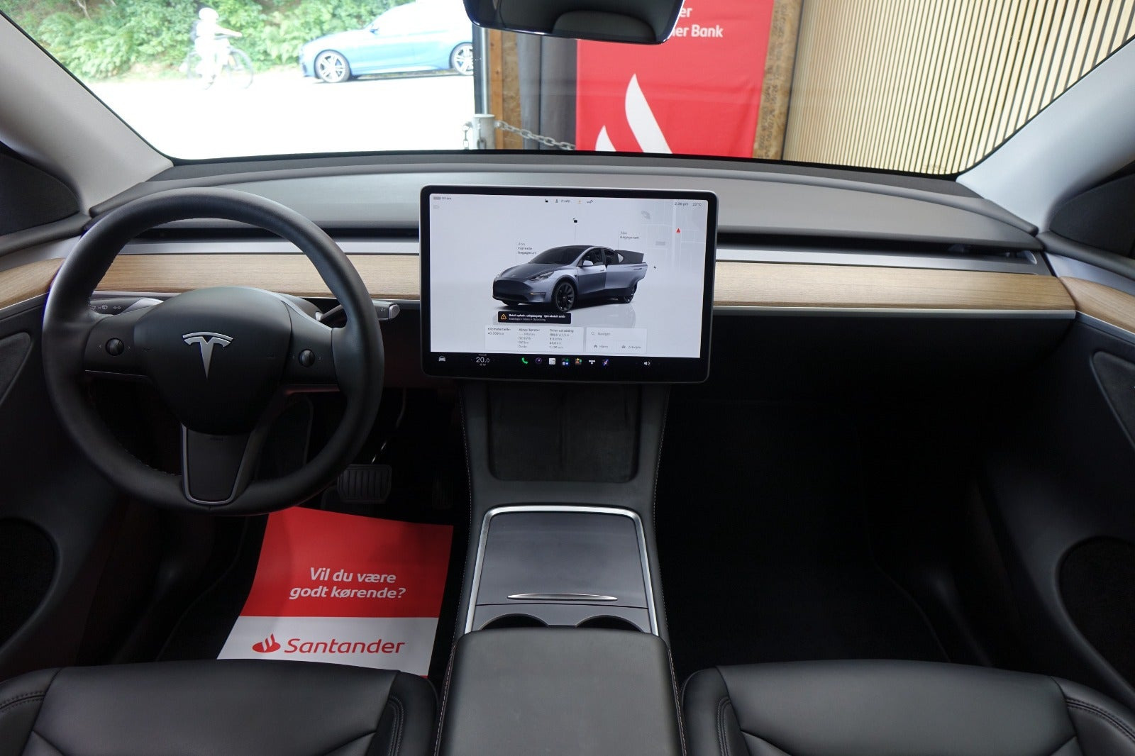 Sølv Tesla Model Y fra 2023