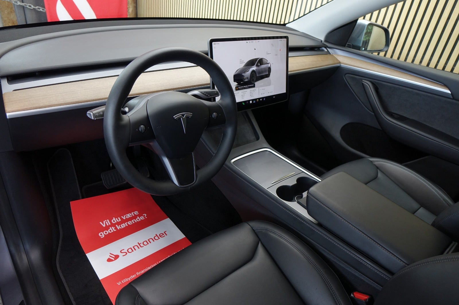 Sølv Tesla Model Y fra 2023