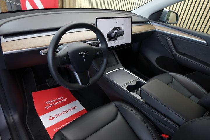 Sølv Tesla Model Y fra 2023