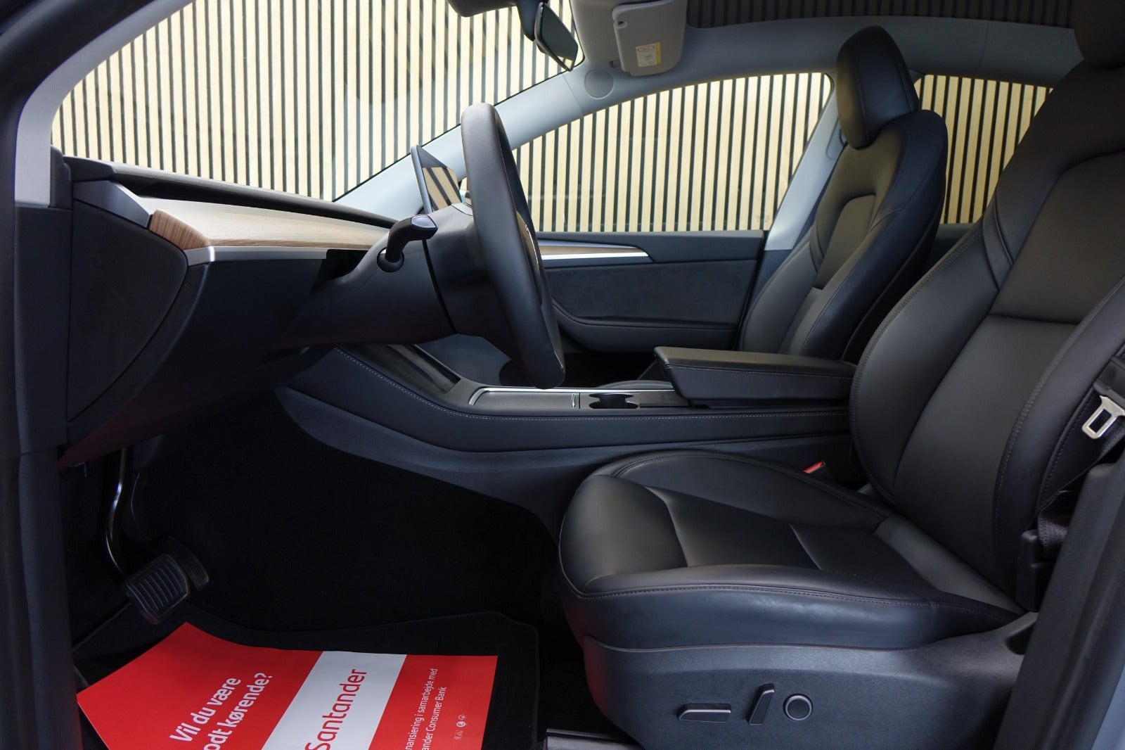 Sølv Tesla Model Y fra 2023