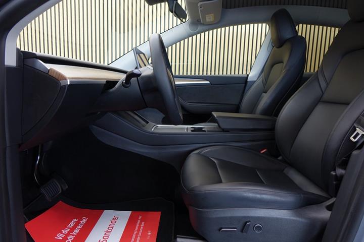 Sølv Tesla Model Y fra 2023