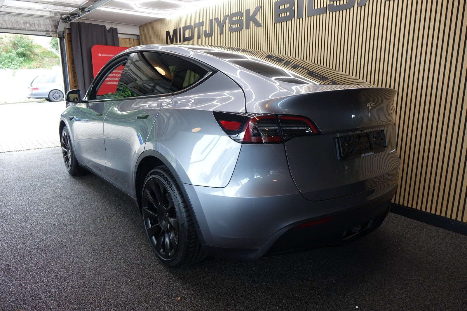 Sølv Tesla Model Y fra 2023