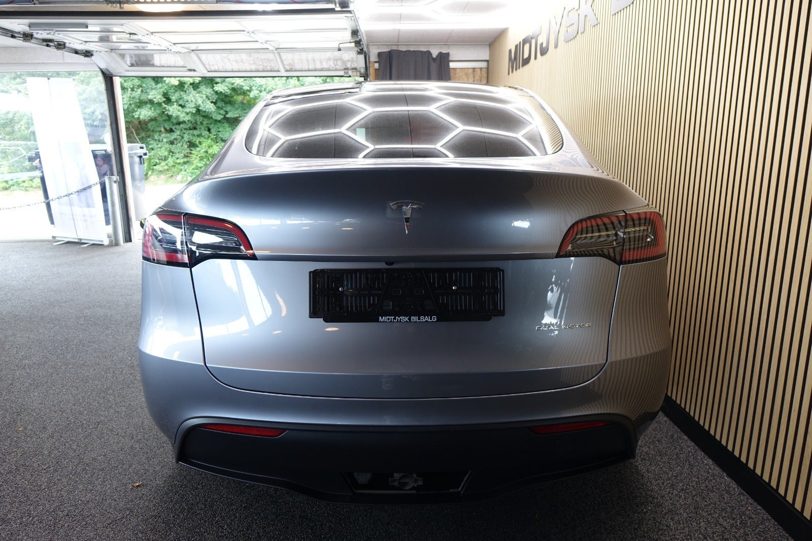 Sølv Tesla Model Y fra 2023