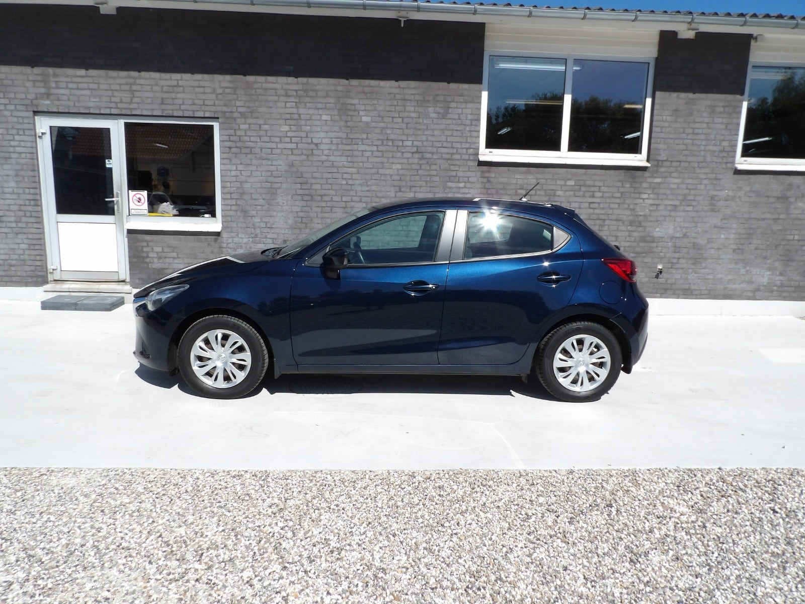 Blå Mazda 2 fra 2015