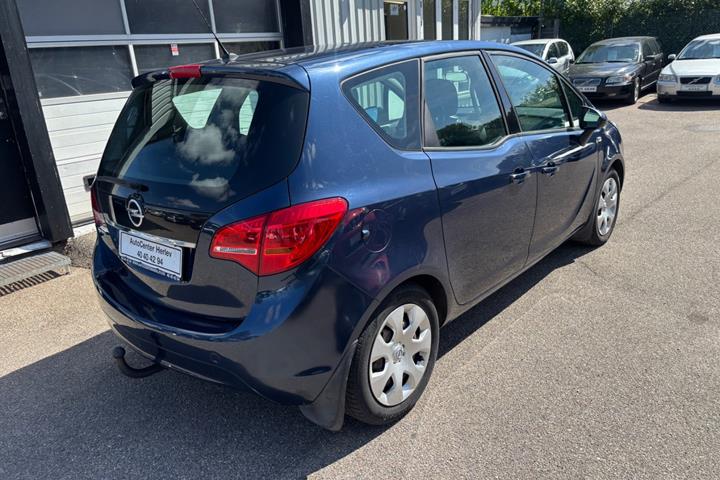 Blå Opel Meriva fra 2011